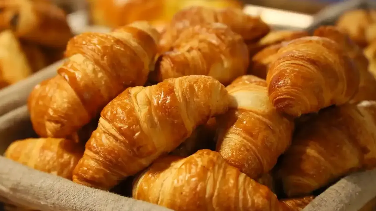Zaplecze piekarni podczas produkcji