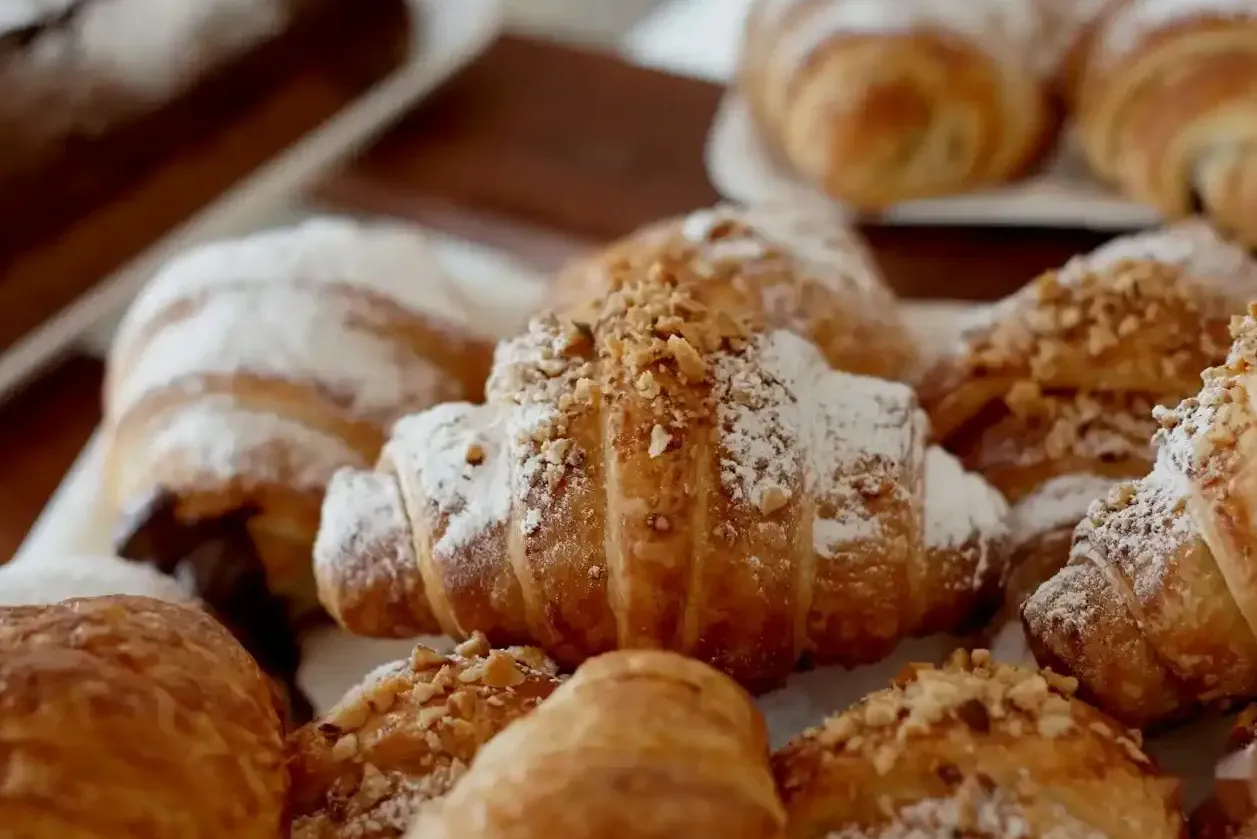 Croissanty i kawa