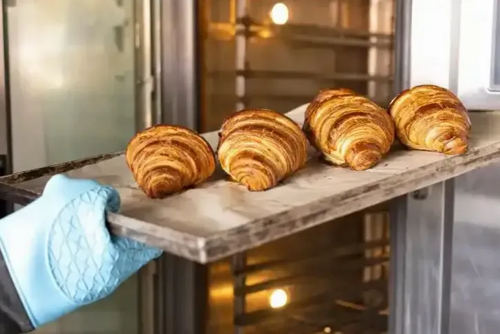 Zaplecze piekarni podczas pracy